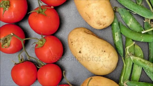 Verduras para comer en la cocina — Vídeo de stock