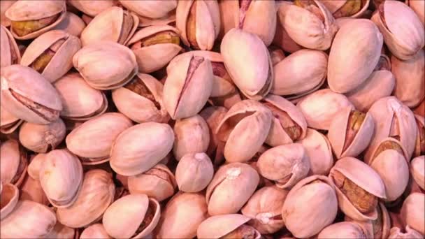 Pimpernoten (pistaches) te eten in de keuken — Stockvideo