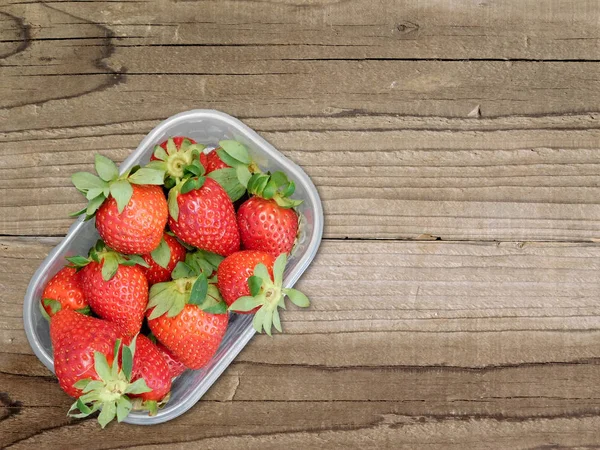 Fresas sobre fondo de madera —  Fotos de Stock