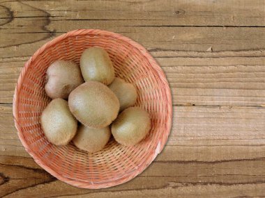 kivi ahşap zemin üzerinde