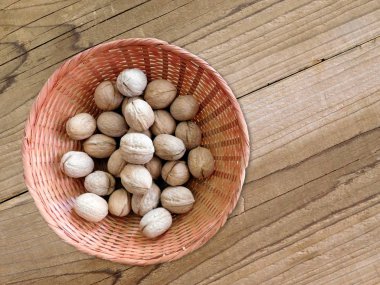 Fındık kabuğu ahşap arka plan üzerinde