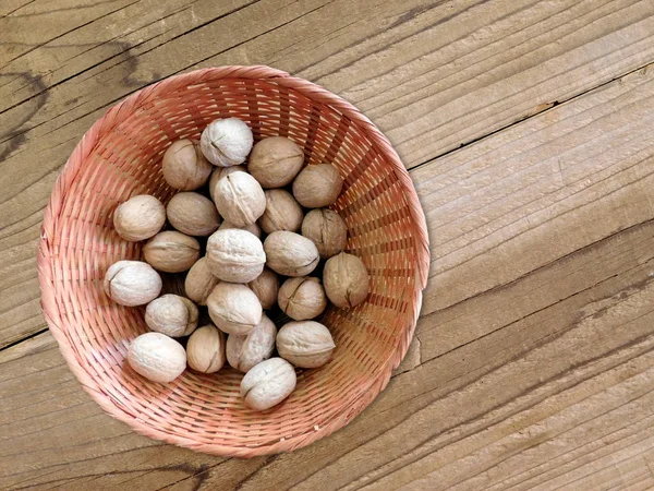 Nueces con cáscara sobre fondo de madera —  Fotos de Stock