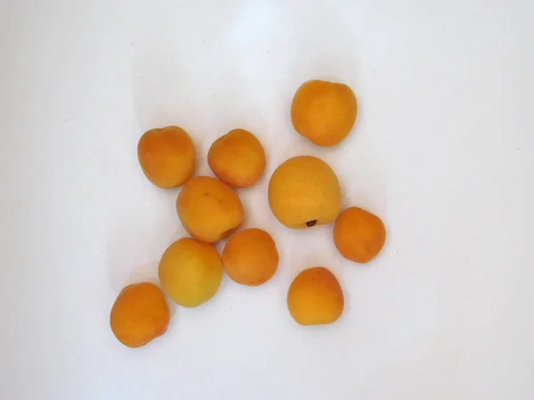 Aprikoser på hvit bakgrunn – stockfoto