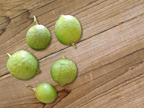 Zitronen auf Holzgrund — Stockfoto