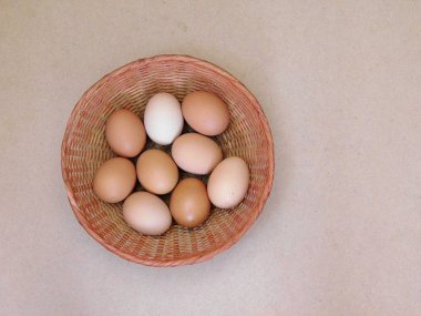 Tahta arka planda yumurtalar