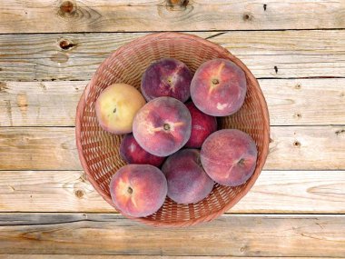 Şeftali ahşap zemin üzerinde