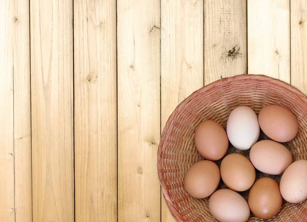 Eieren op houten ondergrond — Stockfoto