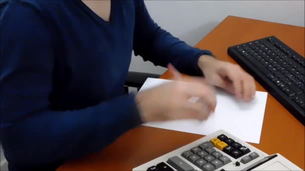 Escrever Para Computador Usar Calculadora Escritório — Vídeo de Stock