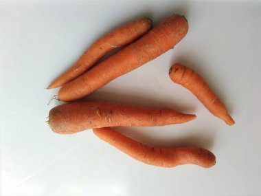 Beyaz arka planda taze havuç