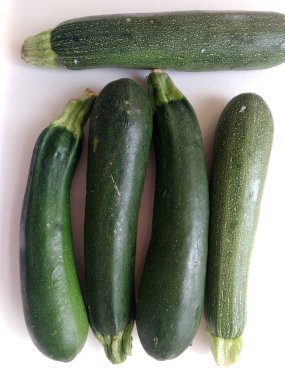 Taze yeşil kabak beyaz arkaplanda izole edildi