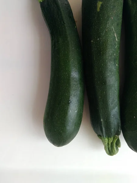 Frische Grüne Zucchini Auf Weißem Hintergrund — Stockfoto