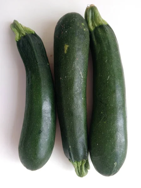 Zucchini Pada Latar Belakang Putih — Stok Foto