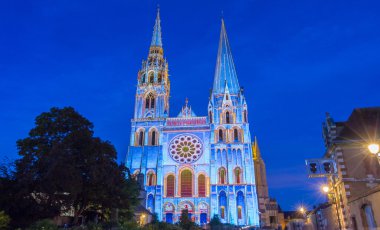Işıklı Our Lady Chartres Katedrali, Fransa.