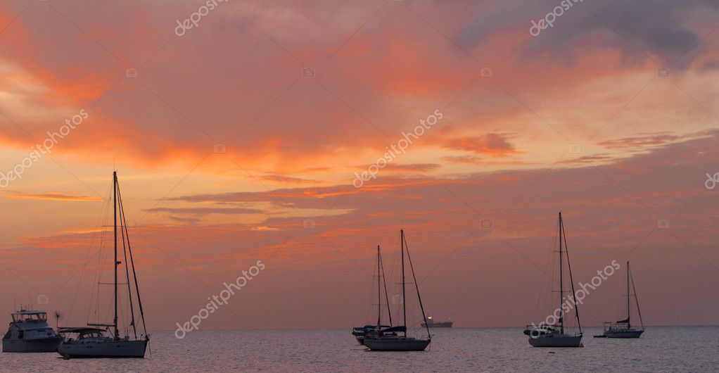 Le Coucher De Soleil Sur Lîle De La Martinique