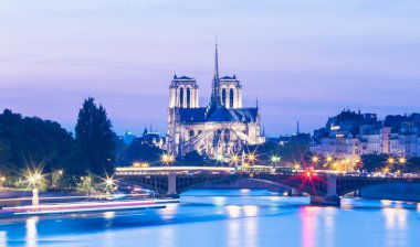 Notre Dame Katedrali akşam, Paris, Fransa.