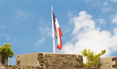 Bir üst, Fort Saint Louis, Martin üzerinde çekilen Fransız bayrağı