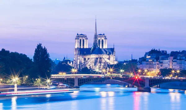 Katedra Notre Dame w wieczór, Paryż, Francja. — Zdjęcie stockowe