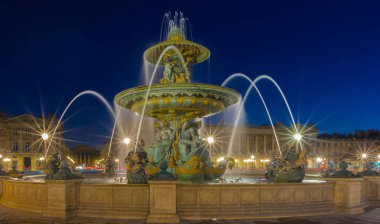 Çeşmede yer de la Concorde geceleri, Paris, Fransa.