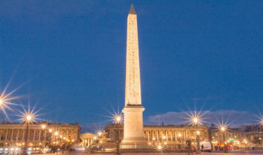 Luksor Dikilitaşı, gece, Paris, Fransa.