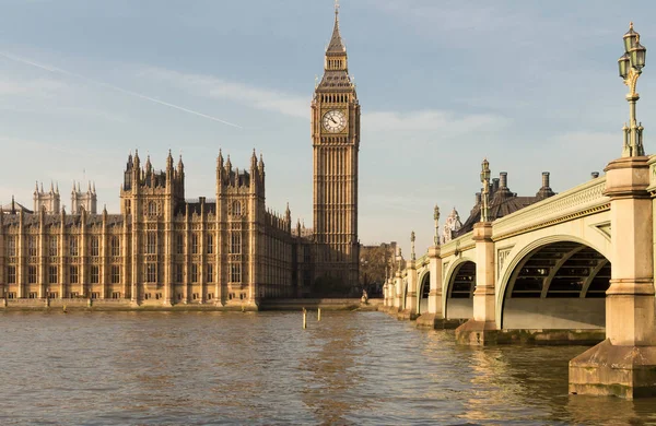 The Big Ben and Westminster bridge, Inghilterra, Regno Unito . — Foto Stock