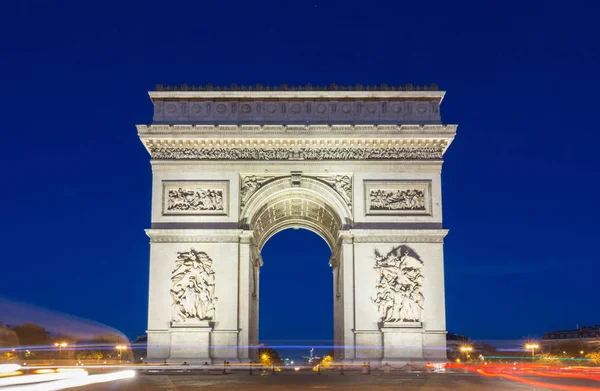 凯旋门和香榭丽舍大街的地点，到了晚上，巴黎，法国 — 图库照片