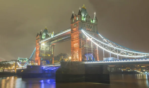 Tower bridge v noci, Londýn, Velká Británie. — Stock fotografie