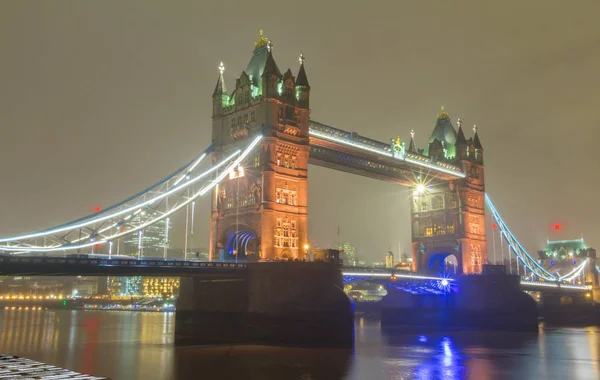 夜、ロンドン, イギリス タワー ブリッジ. — ストック写真