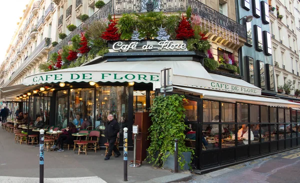 O famoso café De Flore, Paris, França . — Fotografia de Stock