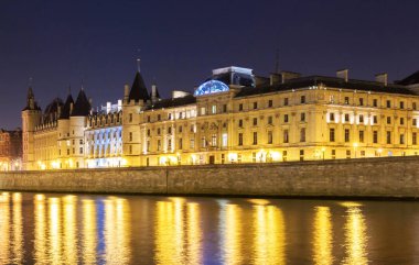 Conciergerie kalenin gece, Paris, Fransa.