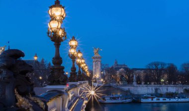 Alexandre III Köprüsü akşamları, Paris, Fransa.