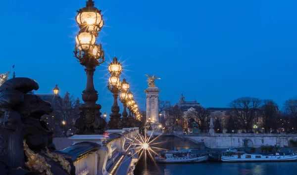 Alexandre III Köprüsü akşamları, Paris, Fransa.