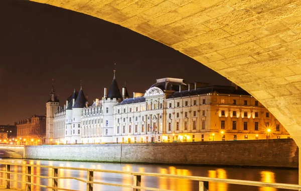 El castillo de la Conciergerie por la noche, París, Francia . — Foto de Stock