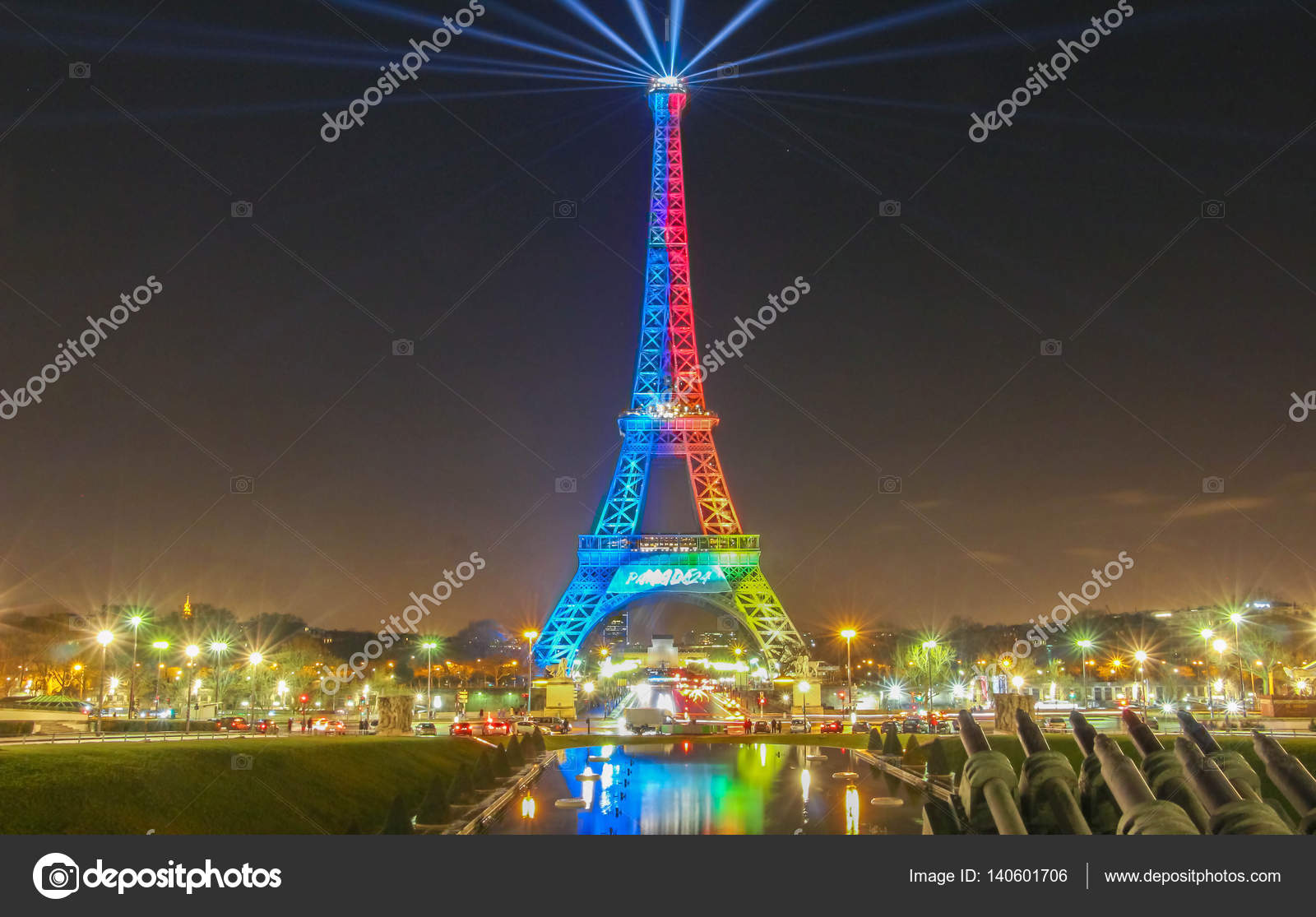 エッフェル塔は、五輪の旗の色でライトアップ . — ストック編集用写真