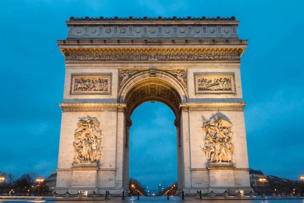 Vítězný oblouk v večer, Paříž, Francie. — Stock fotografie