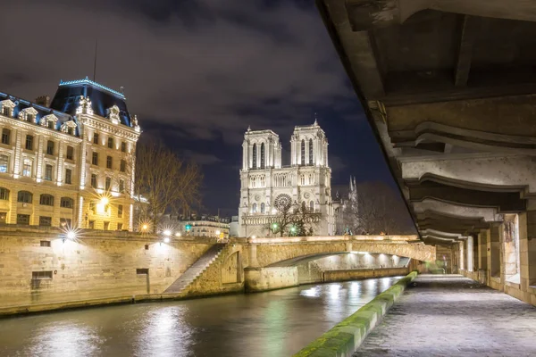 夜、パリ、フランスのノートルダム大聖堂 — ストック写真