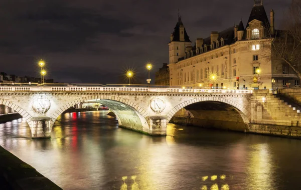 Il pont Saint-Michel di notte, Parigi, Francia . — Foto Stock