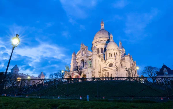 Sacre Coeur basilikan på kvällen, Paris. — Stockfoto