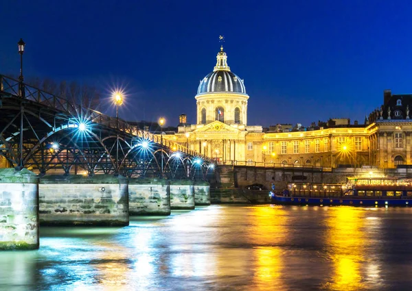 Die französische Akademie in der Nacht, Paris, Frankreich. — Stockfoto