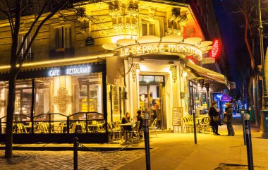Café Le cepage Montmartrois gece, Paris, Fransa