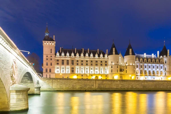 El castillo de la Conciergerie por la noche, París, Francia . — Foto de Stock