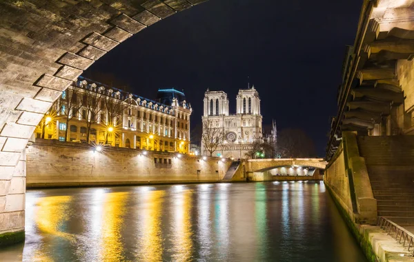 La famosa cattedrale di Notre Dame di notte, Parigi, Francia . — Foto Stock