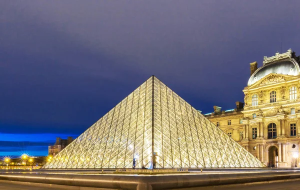 パリ、ルーヴル美術館ピラミッド クローズ アップ ビュー. — ストック写真