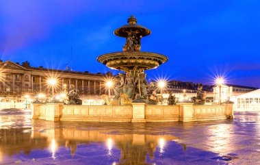 Place de la Concorde, gece, Paris Çeşmede.