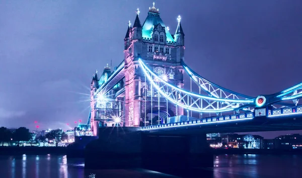 Stå hög överbryggar på natten, London, Storbritannien. — Stockfoto