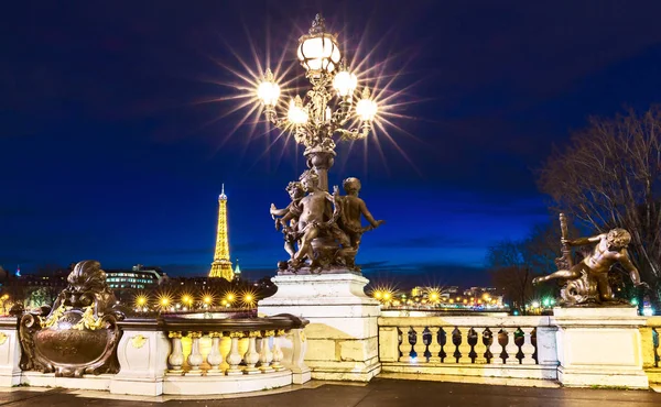 夜、パリ、フランスのアレクサンドル 3 世橋. — ストック写真