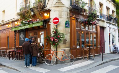 Geleneksel Fransız Cafe Au Bougnat dekore edilmiş Noel'de, Paris, Fransa.