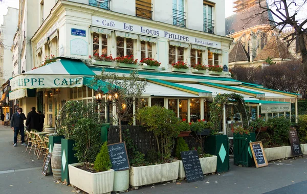 Het traditionele Franse café Louis Philippe, Paris, Frankrijk. — Stockfoto