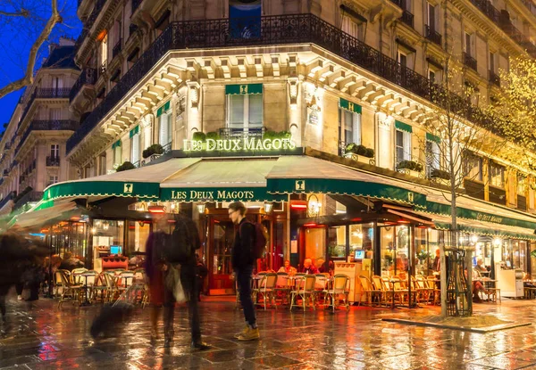 Slavné kavárny Les deux magots v noci, Paříž, Francie. — Stock fotografie