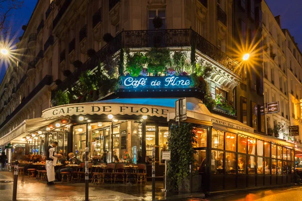 Ünlü café de Flore, gece, Paris, Fransa.