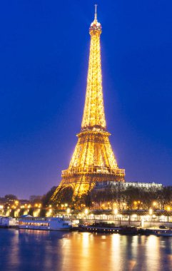 Eyfel Kulesi, gece, Paris, Fransa.